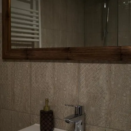 3 Pory Roku 아파트 *